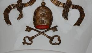 Escudo del Vaticano. Aparece en la parte inferior de la balconada del órgano.